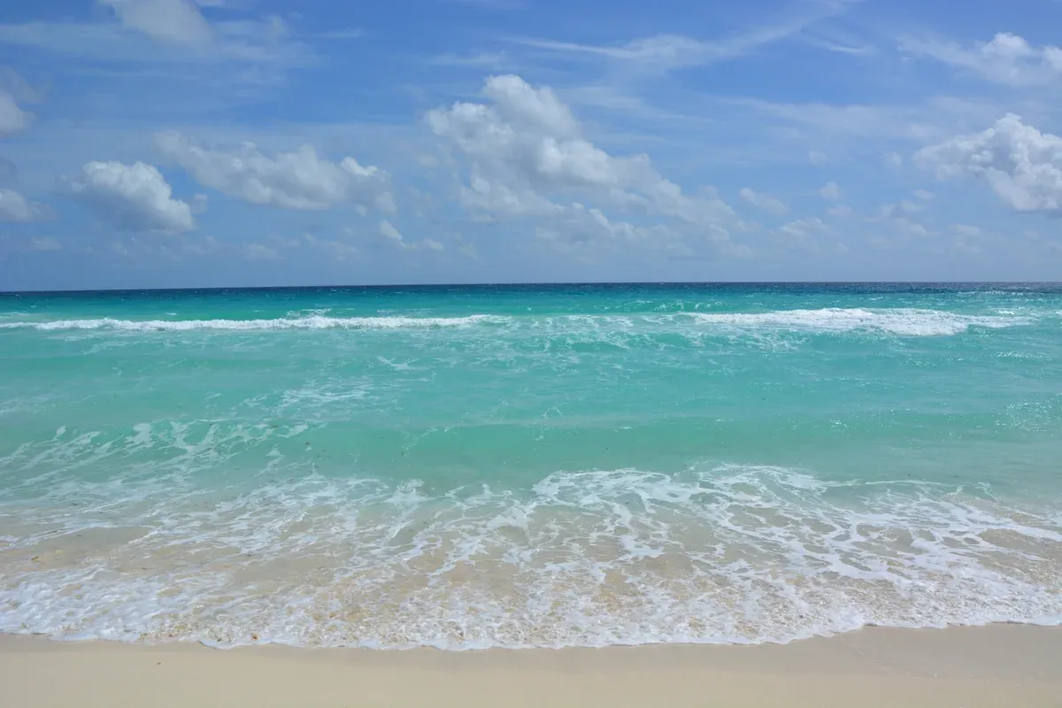 The white sand and turquoise water along the Hotel Zone, the coast most Cancun yacht rentals cruise