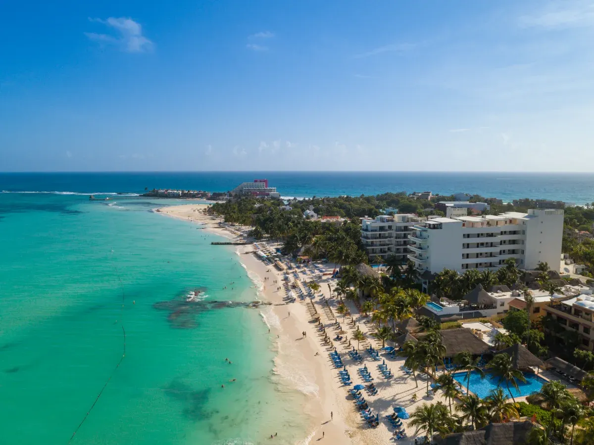 Shallow turquoise water off Playa Norte on Isla Mujeres, the beach stop of Cancun yacht rentals and shared cruises